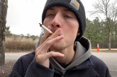 Лечение зависимости от табакокурения в Советской Гавани Мужчина с сигаретой делает затяжку