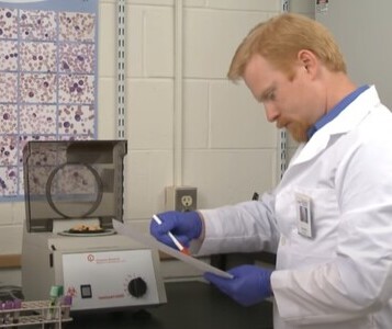 Клиника лечения наркозависимости в Советской Гавани Врач в кабинете клиники