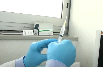 Проведение кодирования Вивитролом в Советской Гавани Шприц с Вивитролом в руках у врача